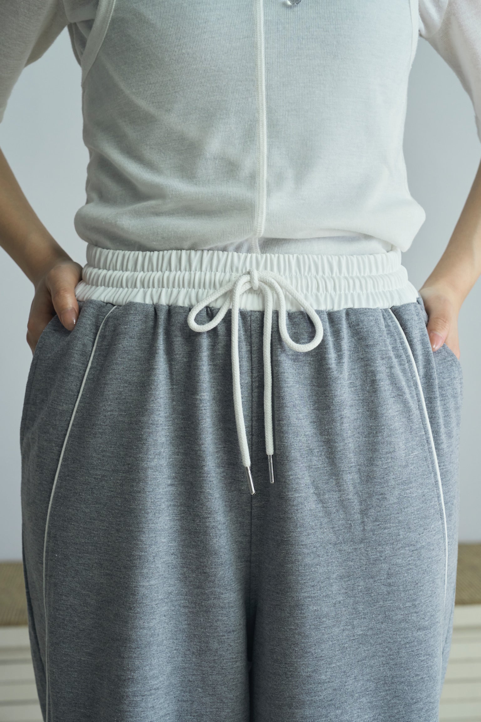 line sweat pants